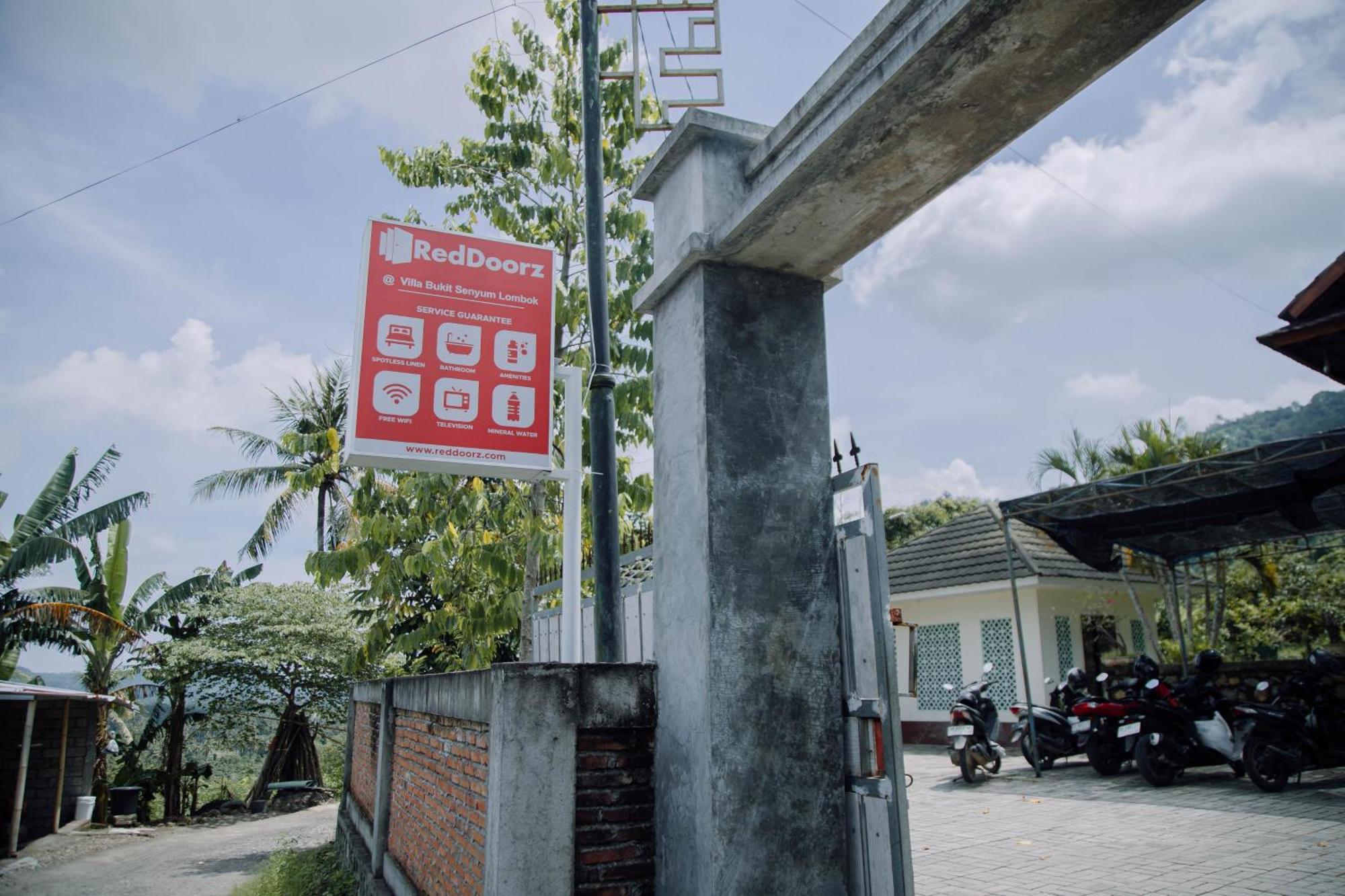 Reddoorz At Villa Bukit Senyum Lombok Kuripan  Экстерьер фото